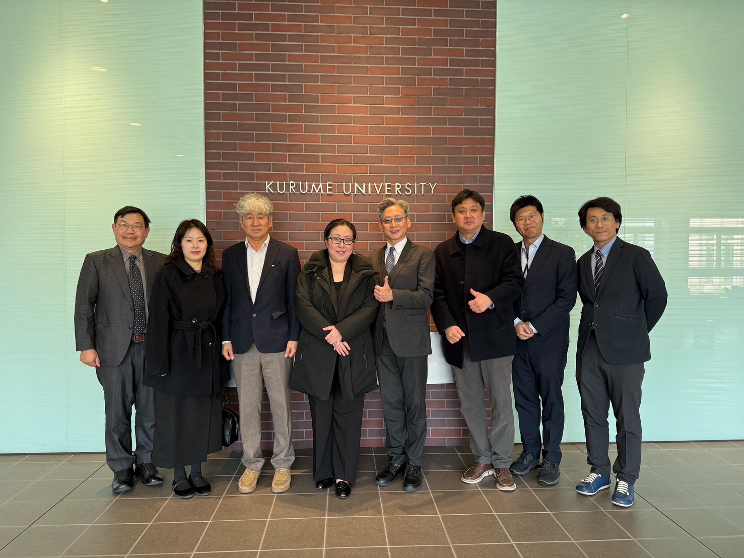 至日本久留米大學法學部參加國際研討會 與久留米大學周家禮奈教授與韓國法制研究院崔桓容博士一行合影.jpg