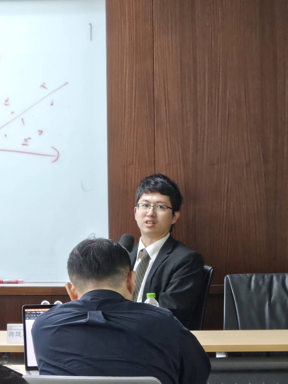 與談人羅傑律師.jpg