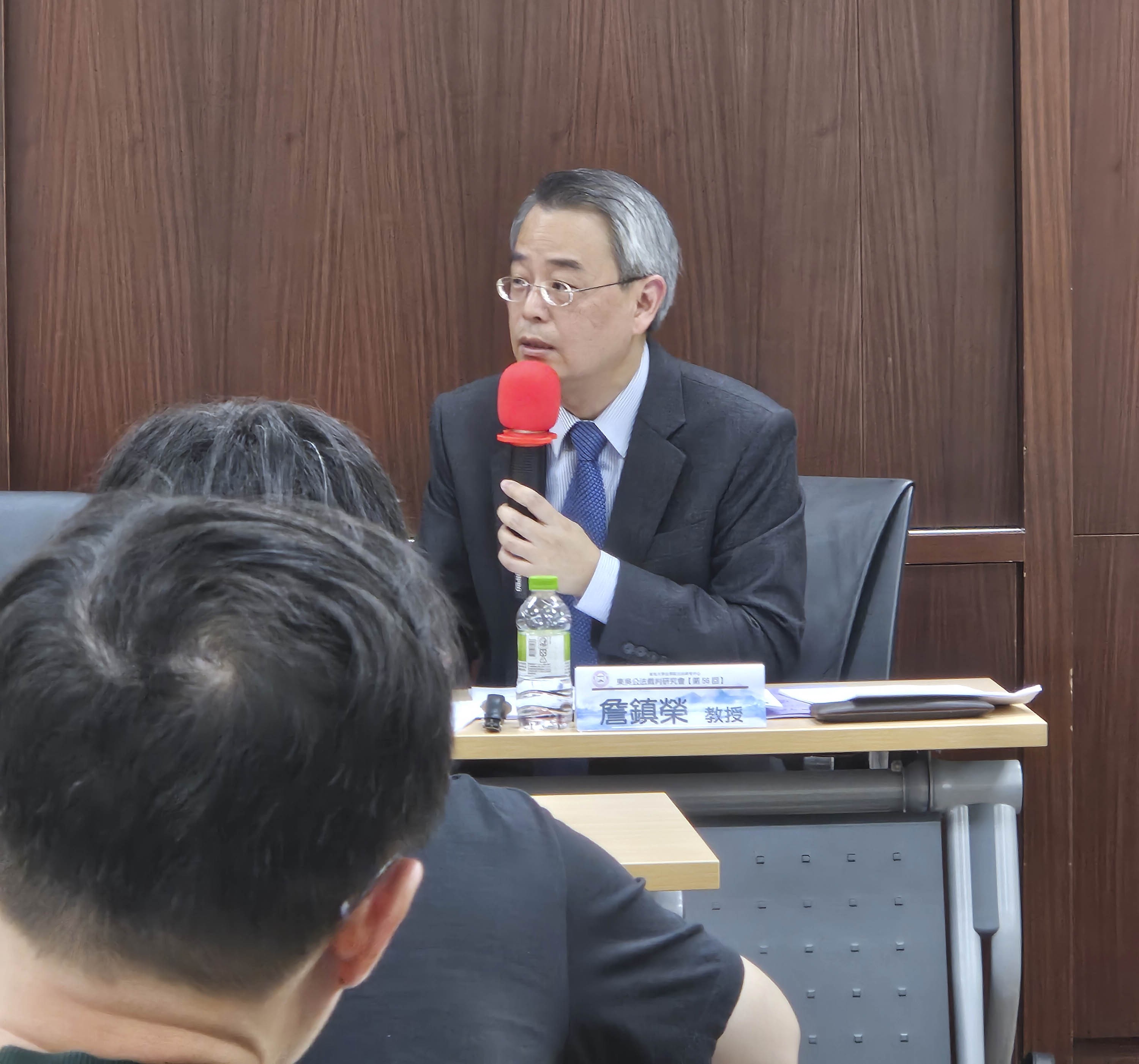 詹鎮榮教授.jpg