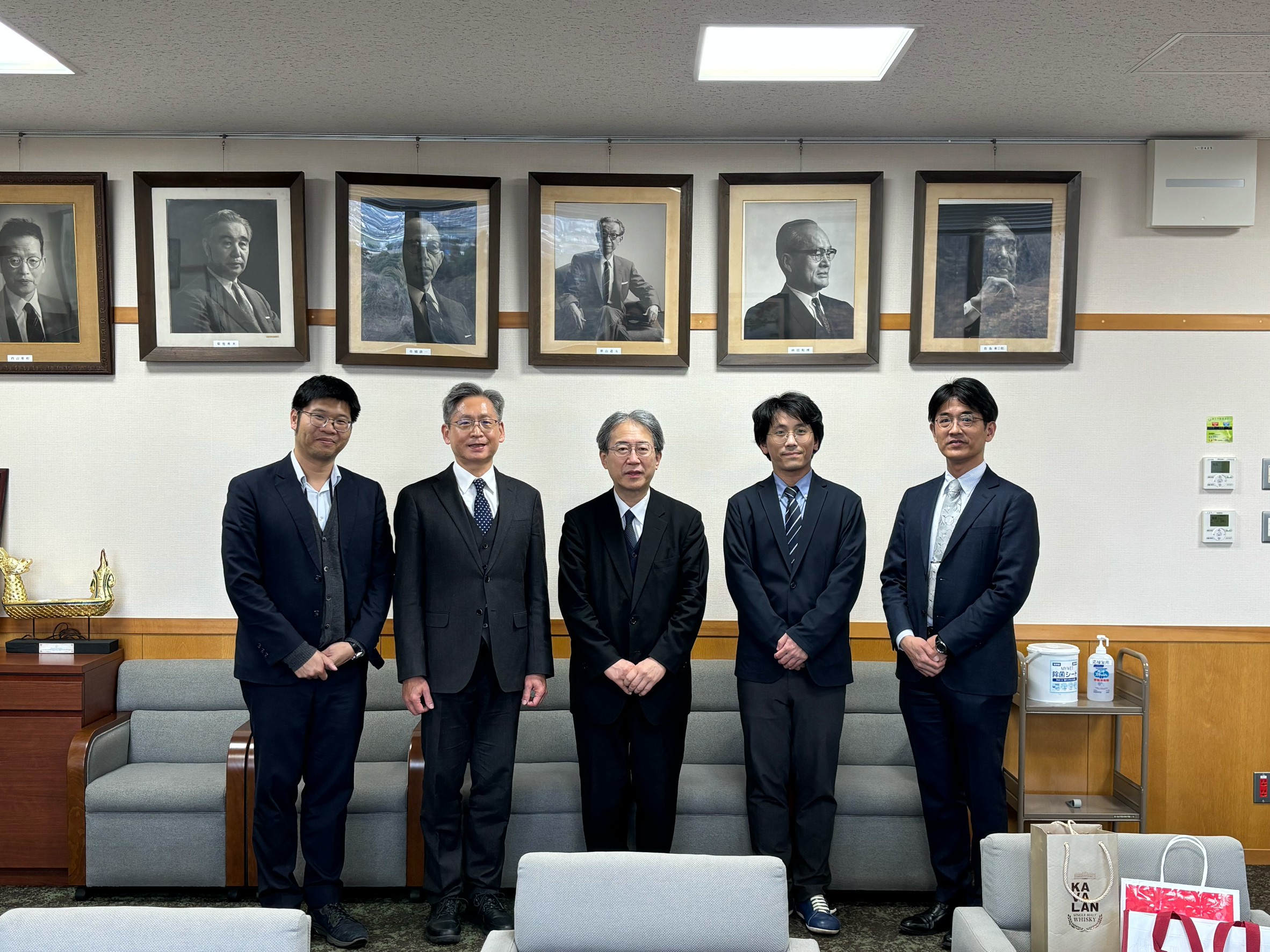 本校法學院莊永丞院長率領洪兆承副教授、康家穎助理教授前往九州大學法學部與德本穰學部長、西英昭教授洽談交流合作事宜。（左起：洪兆承副教授、莊永丞院長、德本穰學部長、康家穎助理教授、西英昭教授）.jpg
