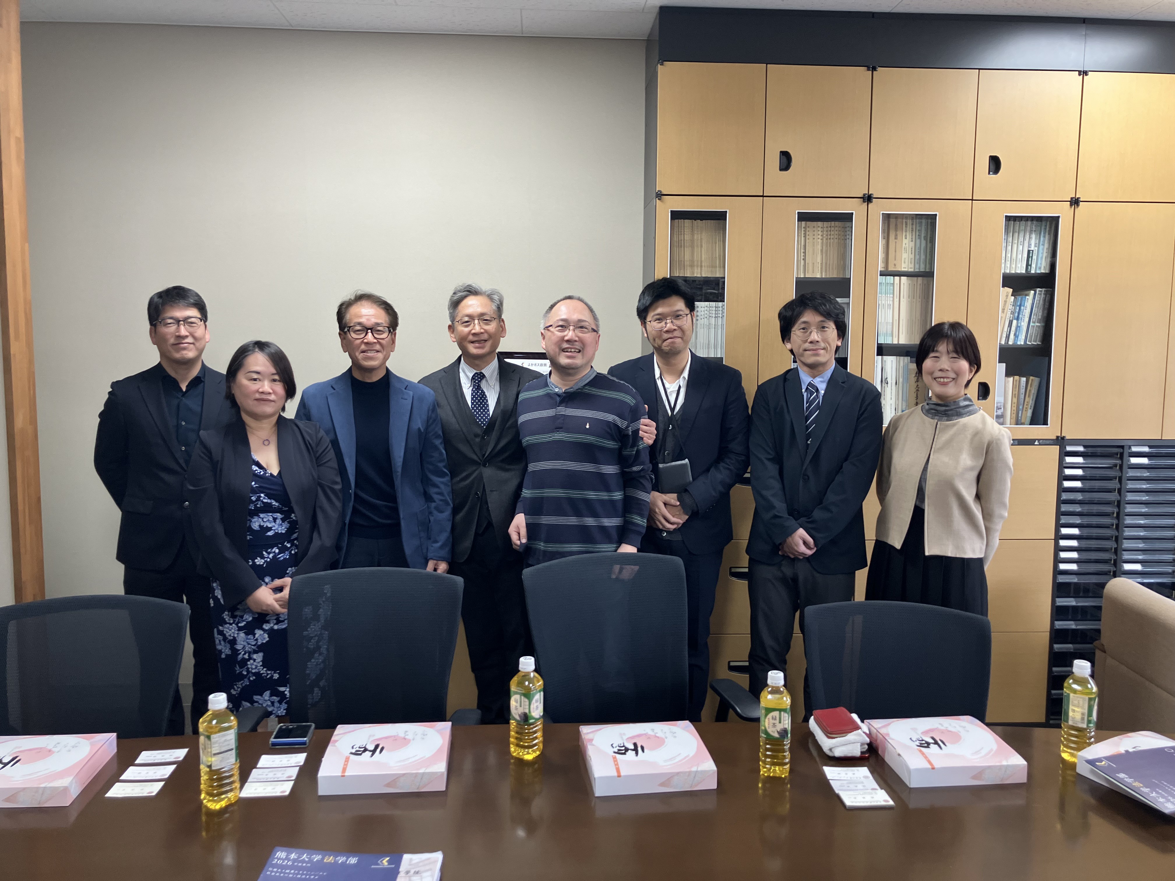 拜訪熊本大學法學部 與學部長大日方信春以及參與教師、校友合影。.jpg
