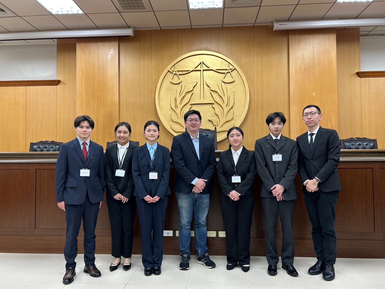 辯論隊成員於賽前準備與討論的照片二