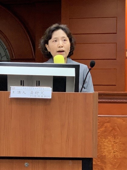 圖二、主講人黃舒芃教授、與談人鍾芳樺副教授探討德國憲法法院的界線與統合。.jpg